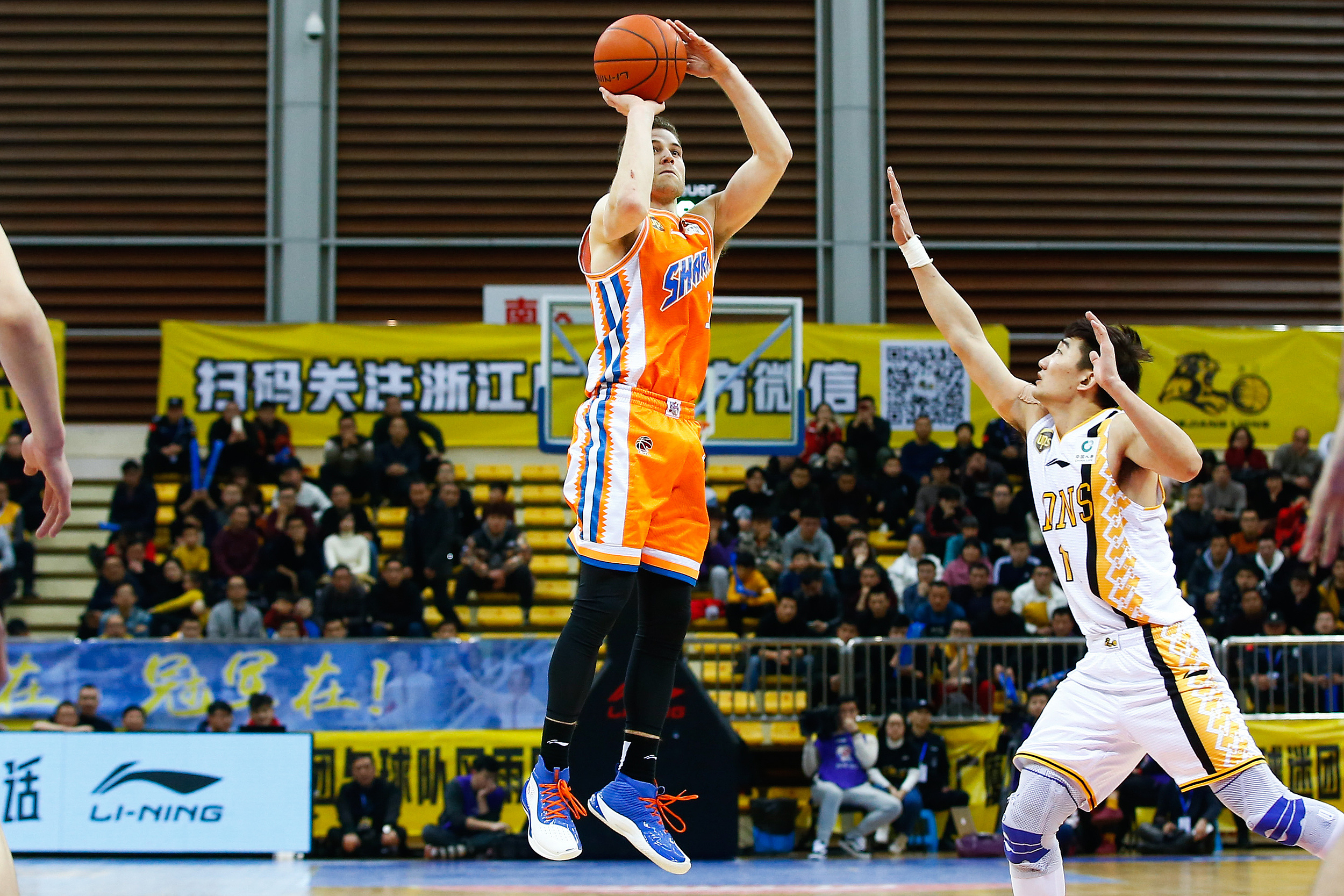 包含阿贾克斯训练开放日，清晨强势反弹引欢呼，CBA常规赛在即，球队文化再被提及的词条